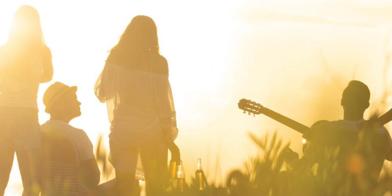 Zeigt junge Leute in der Sonne